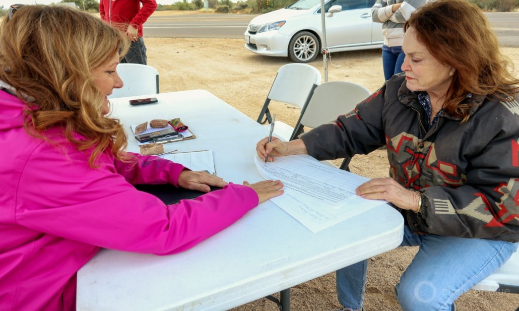 Karen Nabity (l) collects a signature on a petition to head off a water emergency bearing down on hundreds of residents of Rio Verde Foothills. Photo © Keith Schneider / Circle of Blue