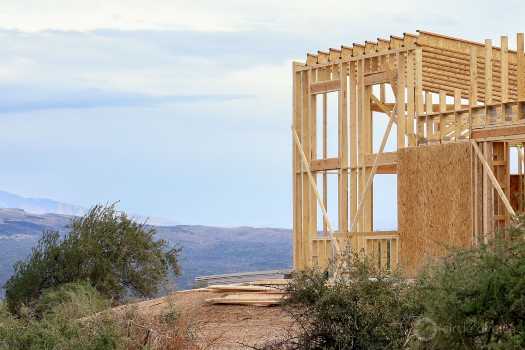 A water shutoff order from Scottsdale hasn’t slowed the construction of million-dollar homes in Rio Verde Foothills, one of the Phoenix metropolitan region’s choice places to live. Photo © Keith Schneider / Circle of Blue